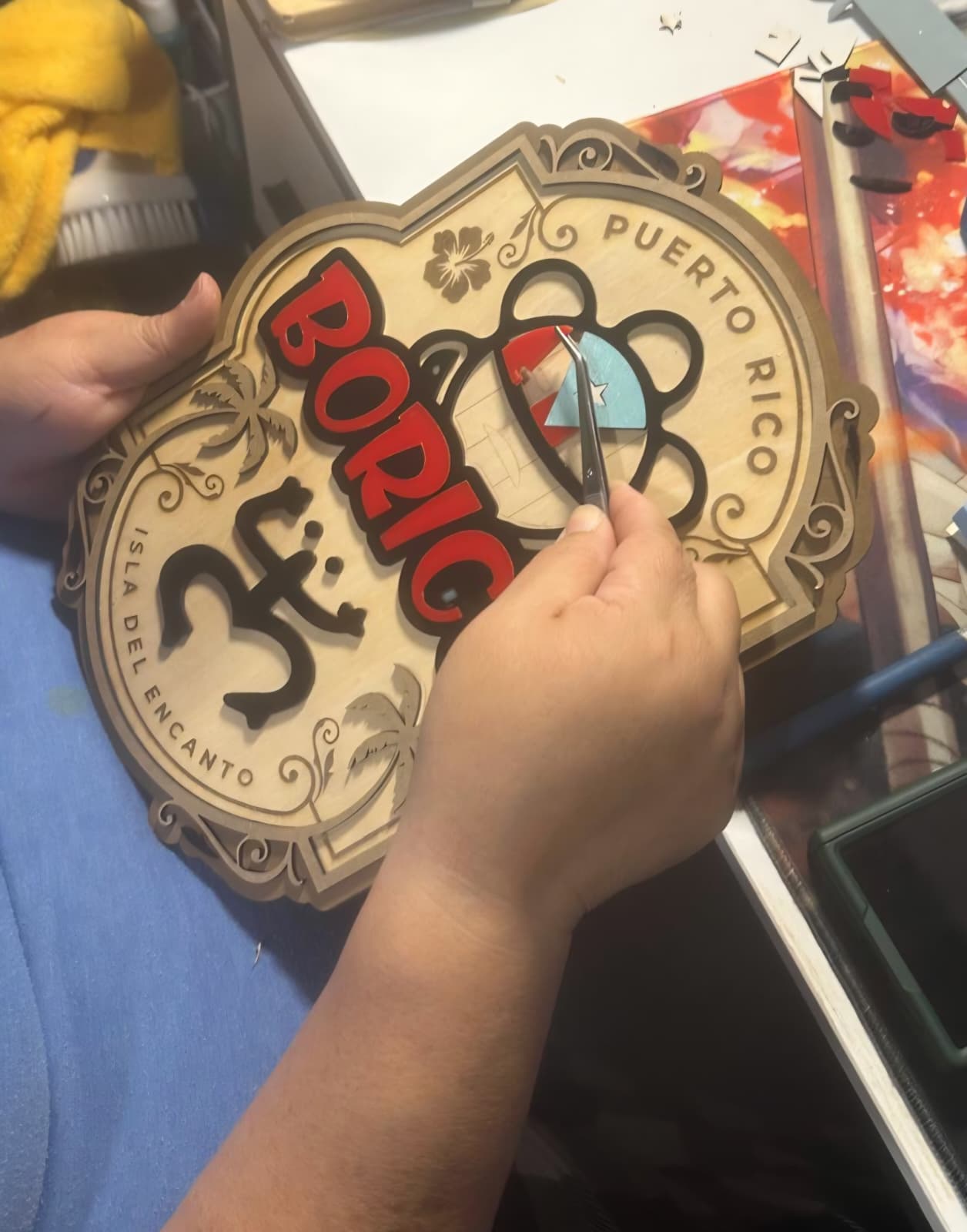 Hand painting a Boricua sign